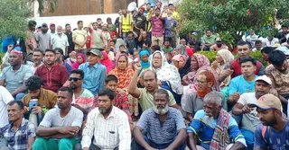 বেতন বৃদ্ধির দাবিতে রাজশাহী সিটি করপোরেশনের শ্রমিকদের বিক্ষোভ